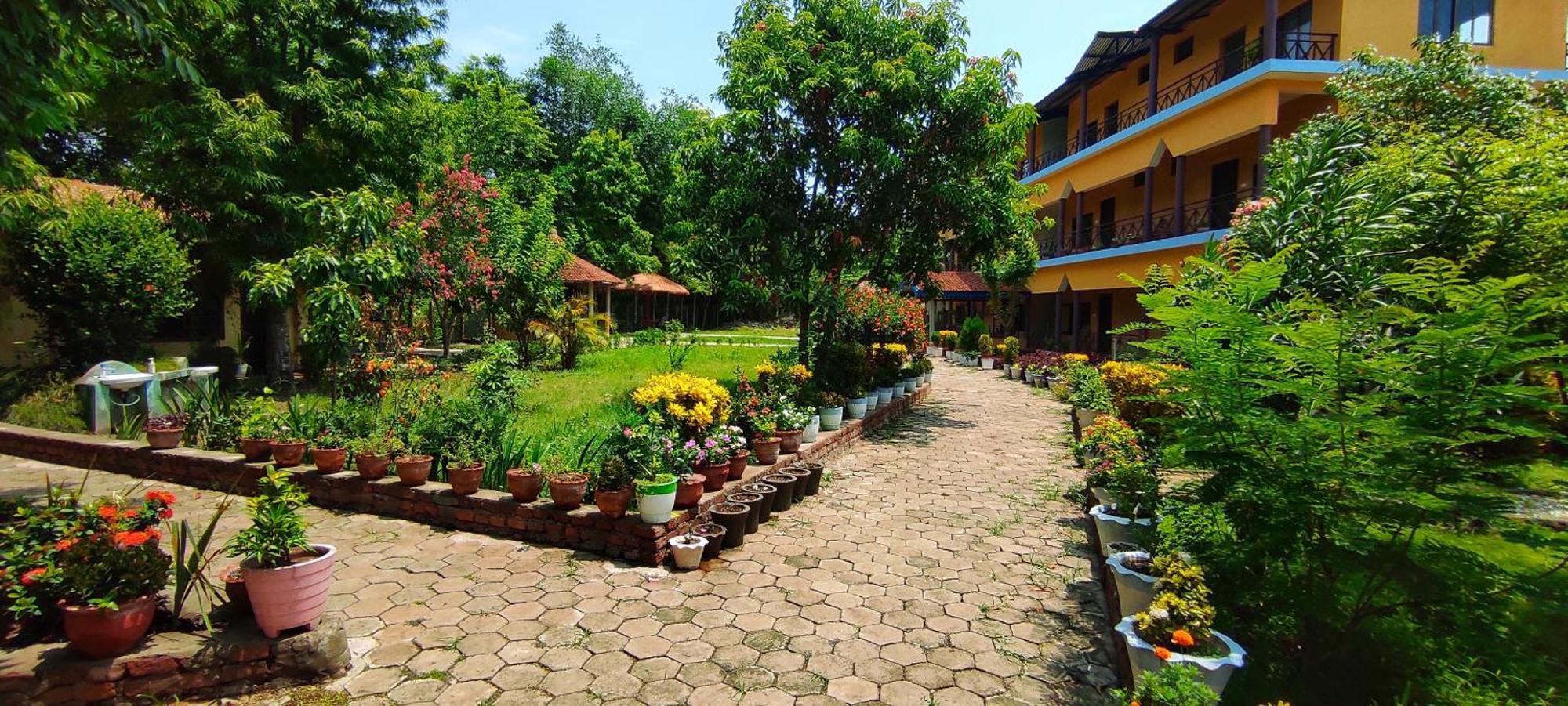 Mr. B'S Place Bardiya Exterior foto